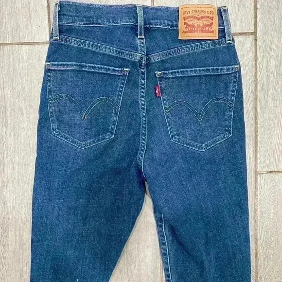 Levi’s Women’s Bermuda Blue Shorts Size 25 Waist​ - Picture 5 of 5